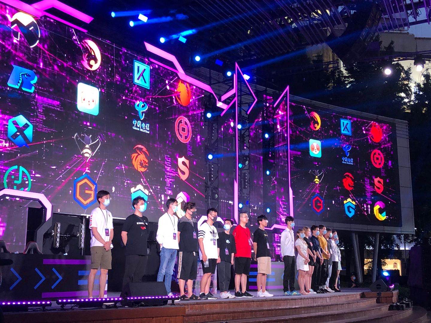 让球迷们近 让球迷们近